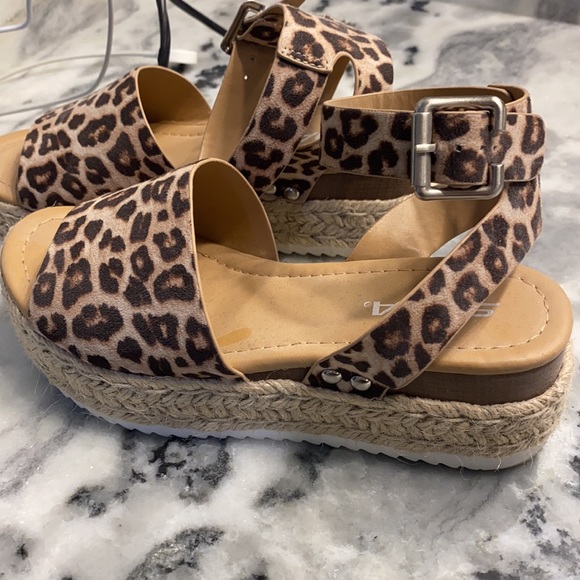 Leopard wedges size 5.5 - Picture 2 of 2